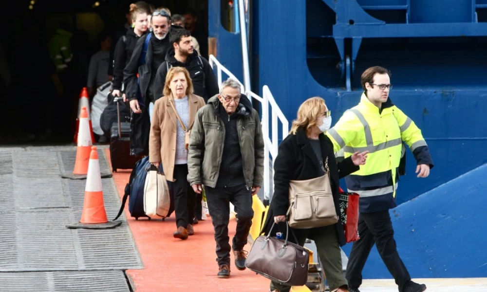 Ξεκινούν να επιστρέφουν οι πρώτοι κάτοικοι της Σαντορίνης που είχαν φύγει λόγω των σεισμών (βίντεο)